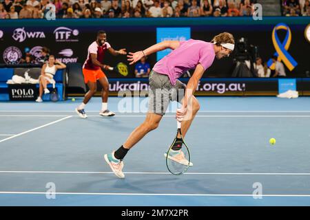 Melbourne, Australie. 11th janvier 2023. Alexander Zverev (r) d'Allemagne et Frances Tiafoe des Etats-Unis en action pendant le tennis avantage "tennis joue pour la paix" avant le début de l'Open d'Australie. Credit: Frank Molter/dpa/Alay Live News Banque D'Images