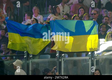 Melbourne, Australie. 11th janvier 2023. Les fans ukrainiens arborent le drapeau du pays lors de l'événement caritatif « tennis Plays for Peace » avant le début de l'Open d'Australie. Credit: Frank Molter/dpa/Alay Live News Banque D'Images