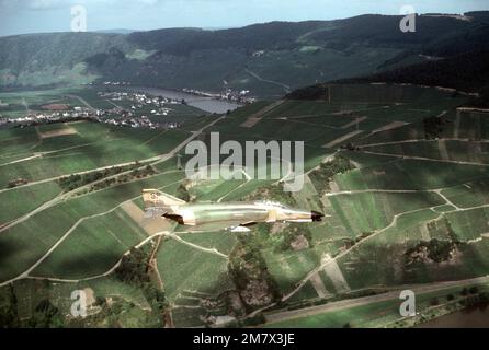 Vue d'un F-4G Phantom II en vol. L'aéronef est affecté au 81st Escadron d'appui tactique, 52nd Escadre d'appui tactique. Base: Spangdahlem Air base État: Rheinland-Pfalz pays: Allemagne / Allemagne (DEU) Banque D'Images