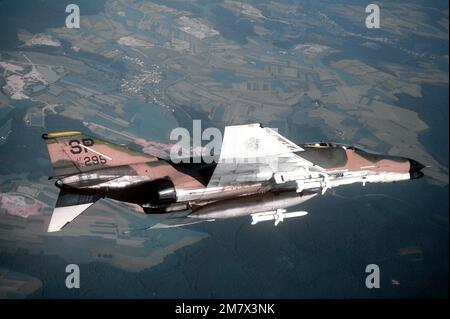 Vue latérale droite à angle bas d'un F-4G Phantom II placé à gauche. L'avion, du 81st Escadron d'appui tactique, 52nd escadre tactique, porte un missile antiradiation AGM-45 Shrike. Base: Spangdahlem Air base État: Rheinland-Pfalz pays: Allemagne / Allemagne (DEU) Banque D'Images