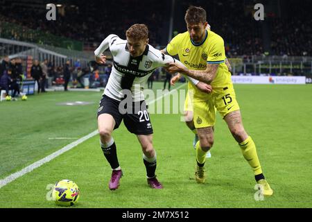 Stade San Siro, Milan, Italie, 10 janvier 2023, Antoine Hainaut de PARME CALCIO est en compétition pour le bal avec Francesco Acerbi d'INTER pendant Inter Banque D'Images