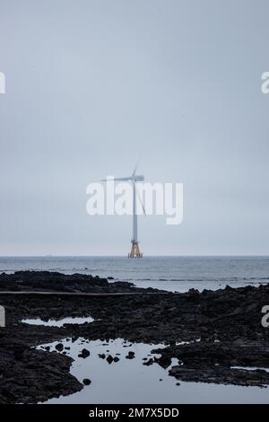 Voici une photo des éoliennes sur l'océan, sur la route côtière du Moulin à vent de Sinchang, dans l'île de Jeju, en Corée du Sud. Il a été pris en avril. Banque D'Images