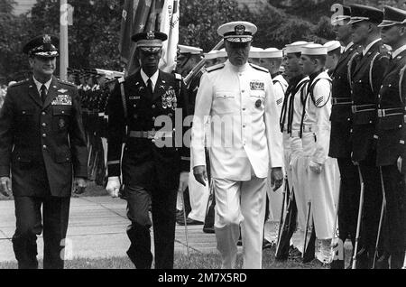 LE GÉN Charles A. Gabriel et l'ADM James D. Watkins sont escortés par un membre de l'infanterie de 3rd (la vieille garde) après leur prestation de serment au Pentagone. LE GÉN Charles A. Gabriel a prêté serment en tant qu'américain Le chef d'état-major de la Force aérienne et l'ADM Watkins le chef des opérations navales. Base: Arlington État: Virginia (va) pays: Etats-Unis d'Amérique (USA) Banque D'Images