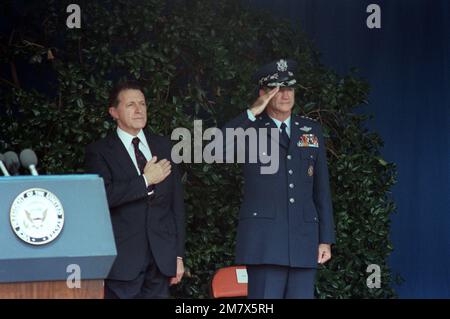 Le secrétaire à la Défense Caspar Weinberger et GEN Charles A. Gabriel écoutent alors que l'hymne national commence une cérémonie au Pentagone. Au cours de la cérémonie, l'ADM James D. Watkins sera assermenté comme chef des opérations navales et GEN Charles A. Gabriel sera assermenté comme les États-Unis Chef d'état-major de la Force aérienne. Base: Arlington État: Virginia (va) pays: Etats-Unis d'Amérique (USA) Banque D'Images