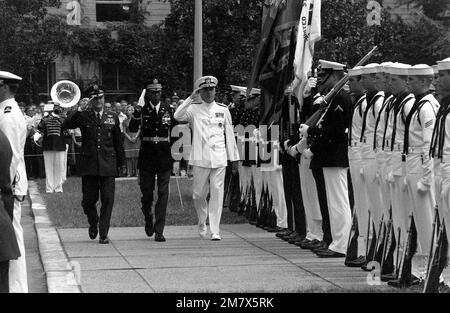 LE GÉN Charles A. Gabriel et l'ADM James D. Watkins sont escortés par un membre de l'infanterie de 3rd (la vieille garde) après leur prestation de serment au Pentagone. LE GÉN Charles A. Gabriel a prêté serment en tant qu'américain Le chef d'état-major de la Force aérienne et l'ADM Watkins le chef des opérations navales. Base: Arlington État: Virginia (va) pays: Etats-Unis d'Amérique (USA) Banque D'Images