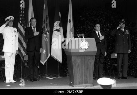 Le SMA James D. Watkins, le vice-président George Bush, le secrétaire à la Défense Caspar W. Weinberger et GEN Charles A. Gabriel écoutent pendant que l'hymne national commence une cérémonie au Pentagone. Le SMA Watkins sera assermenté à titre de chef des opérations navales et le GEN Charles A. Gabriel sera assermenté à titre de U.S. Chef d'état-major de la Force aérienne. Base: Arlington État: Virginia (va) pays: Etats-Unis d'Amérique (USA) Banque D'Images