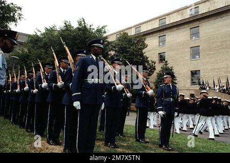 La Garde d'honneur de la Force aérienne marche dans un défilé de garde de service conjoint lors d'une cérémonie au Pentagone. Au cours de la cérémonie, l'ADM James D. Watkins sera assermenté comme chef des opérations navales et GEN Charles A. Gabriel sera assermenté comme les États-Unis Chef d'état-major de la Force aérienne. Base: Arlington État: Virginia (va) pays: Etats-Unis d'Amérique (USA) Banque D'Images