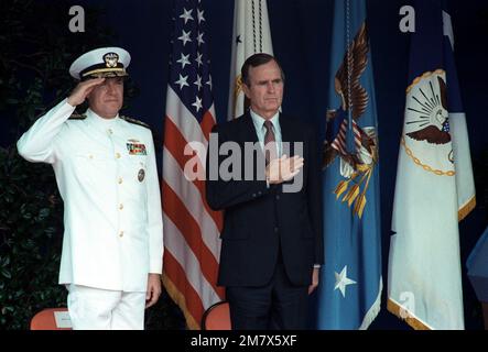 Le SMA James D. Watkins et le vice-président George Bush écoutent alors que l'hymne national commence une cérémonie au Pentagone. Au cours de la cérémonie, l'ADM James D. Watkins sera assermenté comme chef des opérations navales et GEN Charles A. Gabriel, non présenté, sera assermenté comme les États-Unis Chef d'état-major de la Force aérienne. Base: Arlington État: Virginia (va) pays: Etats-Unis d'Amérique (USA) Banque D'Images