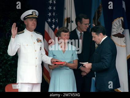 L'ADM James D. Watkins est assermenté à titre de chef des opérations navales par le secrétaire à la Défense Caspar W. Weinberger, comme l'observe Mme Watkins. Le vice-président George Bush est en arrière-plan. LE GÉN Charles A. Gabriel, non présenté, sera assermenté en tant qu'américain Chef d'état-major de la Force aérienne pendant la cérémonie au Pentagone. Base: Arlington État: Virginia (va) pays: Etats-Unis d'Amérique (USA) Banque D'Images