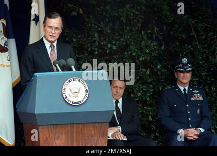 Le vice-président George Bush s'adresse à un public lors d'une cérémonie au Pentagone. Le secrétaire à la Défense Caspar W. Weinberger et GEN Charles A. Gabriel sont à droite du vice-président. LE GÉN Gabriel sera assermenté aux États-Unis Le chef d'état-major de la Force aérienne et l'ADM James D. Watkins, non démontrés, seront assermentés à titre de chef des opérations navales. Base: Arlington État: Virginia (va) pays: Etats-Unis d'Amérique (USA) Banque D'Images