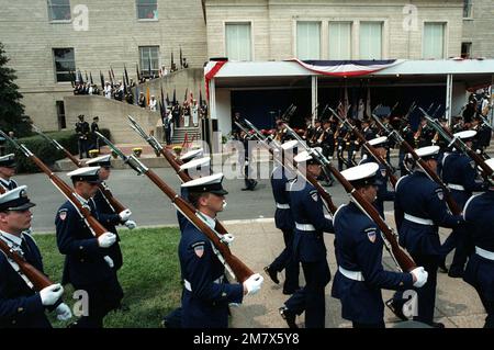 L'honneur de cérémonie de la Garde côtière marche dans un défilé de garde de service conjoint lors d'une cérémonie au Pentagone. Au cours de la cérémonie, l'ADM James D. Watkins sera assermenté comme chef des opérations navales et GEN Charles A. Gabriel sera assermenté comme les États-Unis Chef d'état-major de la Force aérienne. Base: Arlington État: Virginia (va) pays: Etats-Unis d'Amérique (USA) Banque D'Images