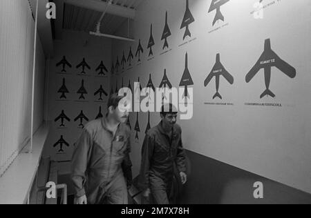 Les silhouettes MIG rouges sont peintes sur les murs de l'école d'armes de combat de la Marine pour marquer chaque victoire d'une équipe aérienne de la Marine ou du corps des Marines pendant la guerre en Asie du Sud-est. Appelée « Top Gun », l'école offre une formation de manœuvres de combat aérien (ACM) aux pilotes de la Marine et du corps des Marines. Base : Naval Air Station, Miramar État : Californie (CA) pays : États-Unis d'Amérique (USA) Banque D'Images