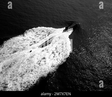 Vue aérienne à tribord du sous-marin d'attaque nucléaire USS HOUSTON (SSN-713) en cours. Pays: Océan Atlantique (AOC) Banque D'Images