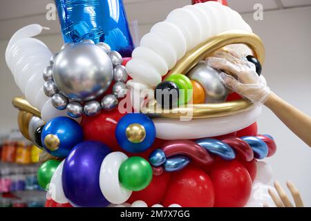 (230111) -- KUALA LUMPUR, le 11 janvier 2023 (Xinhua) -- Syndy Tan Sing Yit polit une sculpture en ballon de danse du lion dans son atelier près de Kuala Lumpur, en Malaisie, le 11 janvier 2023. Syndy Tan Sing Yit est un styliste malaisien de ballons qui travaille sur la modélisation de ballons depuis plus d'une décennie. Elle a créé des sculptures de ballons de danse de lion en se référant à des graphiques et des images de danse de lion. Selon Tan, faire une sculpture de ballon de danse de lion a besoin de plus de 500 ballons, pendant lesquels il est important d'ajuster la couleur des yeux et la proportion des lèvres et le menton afin de mettre en évidence le charme de l Banque D'Images