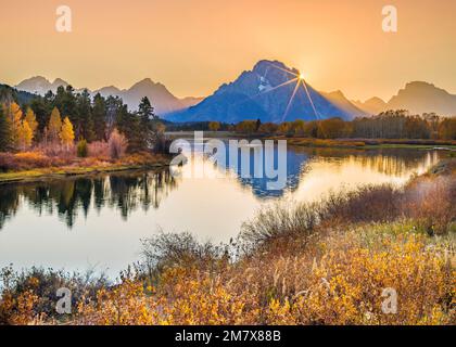 Coucher de soleil à Oxbow Bend avec le Mont Moran en arrière-plan et réflexions pittoresques sur le lac dans le parc national de Grand Teton en automne Wyoming, Amérique du Nord, États-Unis Banque D'Images