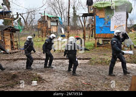 Garzweiler, Allemagne. 11th janvier 2023. La police a commencé à nettoyer la ville de Luetzerath aujourd'hui, la ville de Luetzerath, à l'ouest de la mine de lignite opencast de Garzweiler, sera excavée en janvier 2023, à Luetzerath, 11 janvier 2023. Credit: dpa/Alay Live News Banque D'Images