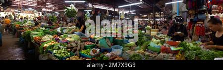 Siem Reap, Cambodge-06 août 2009. Deux jeunes Cambodgiens dans son marché stall à Siem Reap où ils vendent de toutes sortes de fruits et de légumes, CLO Banque D'Images