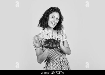 Choisir le meilleur. Femme avec portefeuille d'argent. Quel est le prix. Investir dans vous-même. Femme comptabilité en espèces. Fille rétro besoin bourse. Manque de Banque D'Images