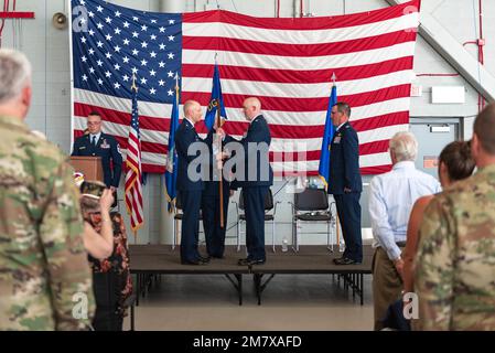 Le lieutenant-colonel Thomas Griffon, le commandant entrant du Groupe des opérations de l'escadre d'attaque 107th, accepte le Guide drapeau du lieutenant-colonel Andrew Carlson, commandant de l'escadre d'attaque 107th, lors d'une cérémonie de retraite du colonel Todd Guay, Ancien commandant du groupe des opérations de la station de réserve aérienne de Niagara Falls, Niagara Falls New York, 14 mai 2022. Guay a servi dans l'armée pendant près de 30 ans. Air National Guard photo par le principal Airman Daniel Meade. Banque D'Images