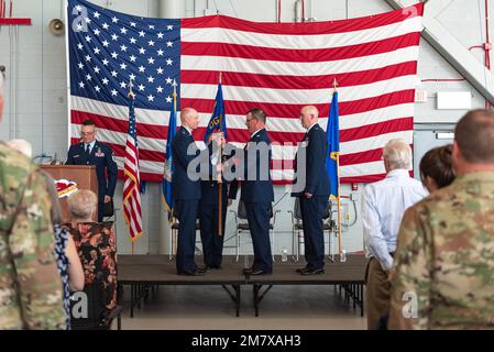 Le colonel Todd Guay, ancien commandant du Groupe des opérations de l'escadre d'attaque de 107th, transmet le Guide sur le drapeau au lieutenant-colonel Andrew Carlson, commandant de l'escadre d'attaque de 107th, Alors qu'il cède le commandement du Groupe des opérations au lieutenant-colonel Thomas Griffon lors de sa cérémonie de retraite à la station de réserve aérienne de Niagara Falls, Niagara Falls New York, le 14 mai 2022. Guay a servi dans l'armée pendant près de 30 ans. Air National Guard photo par le principal Airman Daniel Meade. Banque D'Images