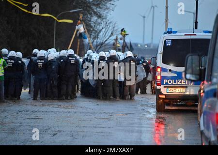 Garzweiler, Allemagne. 11th janvier 2023. La police a commencé à nettoyer la ville de Luetzerath aujourd'hui, la ville de Luetzerath, à l'ouest de la mine de lignite opencast de Garzweiler, sera excavée en janvier 2023, à Luetzerath, 11 janvier 2023. Credit: dpa/Alay Live News Banque D'Images