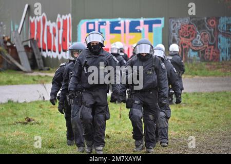 Garzweiler, Allemagne. 11th janvier 2023. La police a commencé à nettoyer la ville de Luetzerath aujourd'hui, la ville de Luetzerath, à l'ouest de la mine de lignite opencast de Garzweiler, sera excavée en janvier 2023, à Luetzerath, 11 janvier 2023. Credit: dpa/Alay Live News Banque D'Images