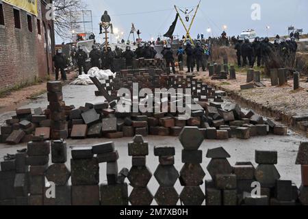 Garzweiler, Allemagne. 11th janvier 2023. La police a commencé à nettoyer la ville de Luetzerath aujourd'hui, la ville de Luetzerath, à l'ouest de la mine de lignite opencast de Garzweiler, sera excavée en janvier 2023, à Luetzerath, 11 janvier 2023. Credit: dpa/Alay Live News Banque D'Images