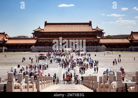 Pékin, Chine-5 août 2010 : malgré la forte chaleur de Pékin en août, des milliers de touristes visitent chaque jour la Cité interdite, protégeant ainsi le su Banque D'Images