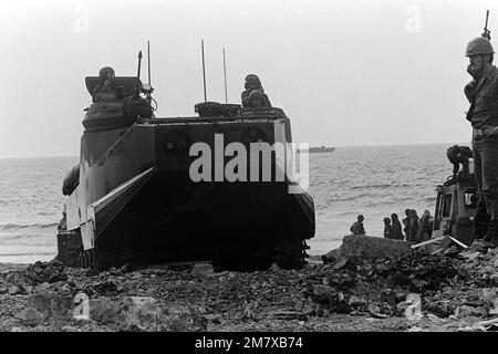 Un véhicule d'atterrissage à chenilles LVTP-7 arrive à terre en tant qu'américain Les Marines débarquent d'un navire-citerne (LST). ÉTATS-UNIS Des Marines ont été affectées au Liban dans le cadre d'une force multinationale de maintien de la paix après une confrontation entre les forces israéliennes et l'Organisation de libération de la Palestine. Base: Beyrouth pays: Liban (LBN) Banque D'Images