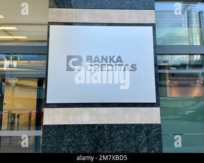 Prague, République Tchèque - 10 janvier 2023: Logo de Banka Creditas à côté de l'entrée arrière de leur bureau principal à Prague, Karlin. Creditas est un Banque D'Images