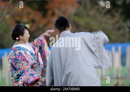 Jardins de Hamarikyu, 14 décembre 2017 : couple japonais dansant en costume traditionnel dans un parc. Tokyo. Hinshu. Japon. Banque D'Images