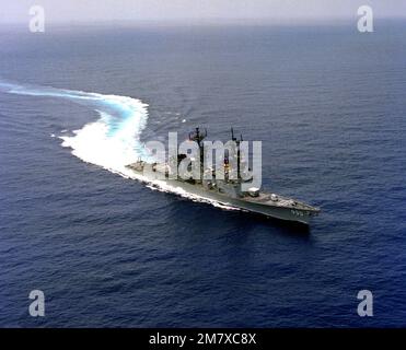 Une vue aérienne à tribord de l'arc du destroyer de classe Spruance USS INGERSOLL (DD-990) est en cours. Pays : inconnu Banque D'Images