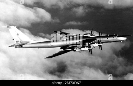 Vue aérienne droite d'un avion soviétique Tu-142 Bear-F. Pays : inconnu Banque D'Images