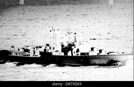 Vue aérienne à tribord de l'arc du destroyer soviétique UDALOY en cours. Pays: Océan Atlantique (AOC) Banque D'Images
