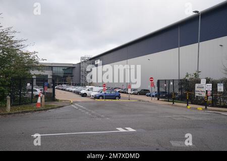 Le centre de distribution Amazon, Boundary Way, Hemel Hempstead, a révélé que la société avait l'intention de fermer trois entrepôts et sept stations de livraison au Royaume-Uni, ce qui affectera plus de 1 200 000 tâches. Date de la photo: Mercredi 11 janvier 2023. Banque D'Images