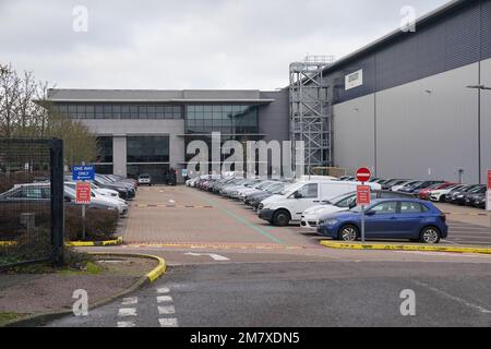 Le centre de distribution Amazon, Boundary Way, Hemel Hempstead, a révélé que la société avait l'intention de fermer trois entrepôts et sept stations de livraison au Royaume-Uni, ce qui affectera plus de 1 200 000 tâches. Date de la photo: Mercredi 11 janvier 2023. Banque D'Images