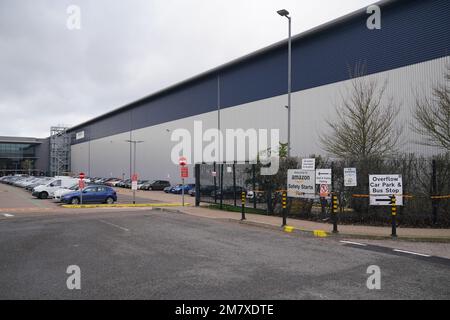 Le centre de distribution Amazon, Boundary Way, Hemel Hempstead, a révélé que la société avait l'intention de fermer trois entrepôts et sept stations de livraison au Royaume-Uni, ce qui affectera plus de 1 200 000 tâches. Date de la photo: Mercredi 11 janvier 2023. Banque D'Images