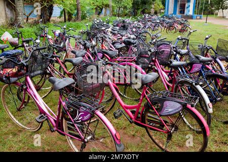 Cochin, Inde-04 septembre 2012. plusieurs vélos garés à la sortie d'une école se mouiller dans la mousson Banque D'Images