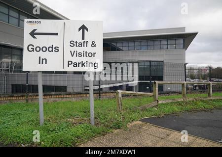 Le centre de distribution Amazon, Boundary Way, Hemel Hempstead, a révélé que la société avait l'intention de fermer trois entrepôts et sept stations de livraison au Royaume-Uni, ce qui affectera plus de 1 200 000 tâches. Date de la photo: Mercredi 11 janvier 2023. Banque D'Images