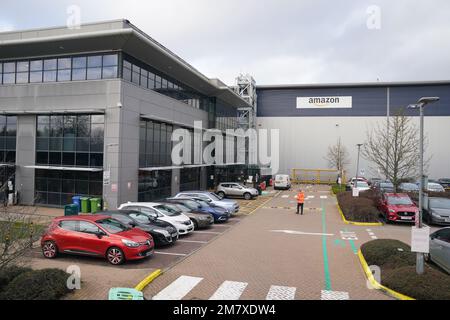 Le centre de distribution Amazon, Boundary Way, Hemel Hempstead, a révélé que la société avait l'intention de fermer trois entrepôts et sept stations de livraison au Royaume-Uni, ce qui affectera plus de 1 200 000 tâches. Date de la photo: Mercredi 11 janvier 2023. Banque D'Images