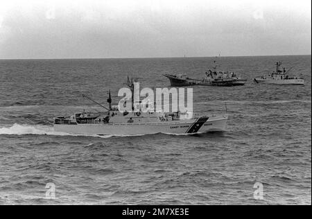 États-Unis Les coupeuses de la Garde côtière CAPE KNOX (WPB-95312), Foreground et CAPE REST (WPB-95303) saisissent le navire marchand Mont Boron, soupçonné de trafic de drogue au large de la côte de Floride. La photo a été prise à partir de la frégate de missiles guidés USS CLIFTON SPRAGUE (FFG-16), qui fournit une démonstration de force comme exemple du soutien de la Marine à la Force opérationnelle du vice-président en Floride du Sud. Pays: Océan Atlantique (AOC) Banque D'Images