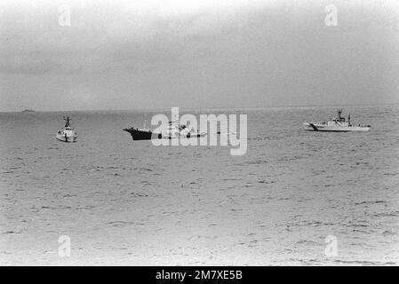 États-Unis Les gardes-côtes coupent LE CAP VERTICAL (WPB-95303) et LE CAP KNOX (WPB-95312) saisissent le navire marchand Mont Boron, soupçonné de trafic de drogue au large de la côte de Floride. La photo a été prise à partir de la frégate de missiles guidés USS CLIFTON SPRAGUE (FFG-16), qui fournit une démonstration de force comme exemple du soutien de la Marine à la Force opérationnelle du vice-président en Floride du Sud. Pays: Océan Atlantique (AOC) Banque D'Images