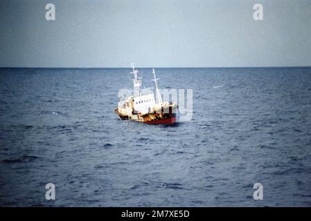 Une vue du navire marchand Mont Boron, soupçonné de trafic de drogue au large de la côte de Floride, avant la saisie par les États-Unis Les couteaux de garde côtière CAPE KNOX (WPB-95312) et CAPE RHUGHT (WPB-95303), non visibles sur la photo. La photo a été prise à partir de la frégate de missiles guidés USS CLIFTON SPRAGUE (FFG-16), qui fournit une démonstration de force comme exemple du soutien de la Marine à la Force opérationnelle du vice-président en Floride du Sud. Pays: Océan Atlantique (AOC) Banque D'Images