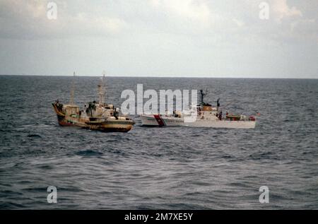 États-Unis Les gardes-côtes coupent LE CAP EN POSITION VERTICALE (WPB-95303) et LE CAP KNOX (WPB-95312), non visibles sur la photo, saisissent le navire marchand Mont Boron, soupçonné de trafic de drogue au large de la côte de Floride. La photo a été prise à partir de la frégate de missiles guidés USS CLIFTON SPRAGUE (FFG-16), qui fournit une démonstration de force comme exemple du soutien de la Marine à la Force opérationnelle du vice-président en Floride du Sud. Pays: Océan Atlantique (AOC) Banque D'Images