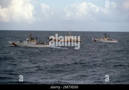 États-Unis Les coupeurs de la Garde côtière CAPE KNOX (WPB-95312) et CAPE RHUDMENT (WPB-95303) saisissent le navire marchand Mont Boron, soupçonné de contrebande de drogues au large de la côte de Floride. La photo a été prise à partir de la frégate de missiles guidés USS CLIFTON SPRAGUE (FFG-16), qui fournit une démonstration de force comme exemple du soutien de la Marine à la Force opérationnelle du vice-président en Floride du Sud. Pays: Océan Atlantique (AOC) Banque D'Images