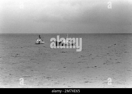 États-Unis Les gardes-côtes coupent LE CAP EN POSITION VERTICALE (WPB-95303) et LE CAP KNOX (WPB-95312), non visibles sur la photo, saisissent le navire marchand Mont Boron, soupçonné de trafic de drogue au large de la côte de Floride. La photo a été prise à partir de la frégate de missiles guidés USS CLIFTON SPRAGUE (FFG-16), qui fournit une démonstration de force comme exemple du soutien de la Marine à la Force opérationnelle du vice-président en Floride du Sud. Pays: Océan Atlantique (AOC) Banque D'Images