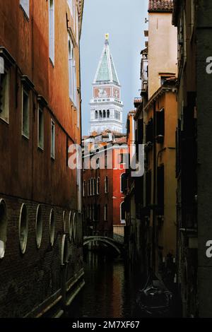Une belle vue verticale du clocher de Saint-Marc à Venise Banque D'Images