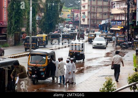 Mangalore, Inde - 3 septembre 2012: La circulation dans les rues de Mangalore est un grand désordre. Des taxis, des cyclomoteurs et des piétons passent sans aucune commande Banque D'Images