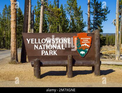 Panneau d'entrée du parc national de Yellowstone, parc national de Yellowstone Wyoming, Amérique du Nord, États-Unis Banque D'Images
