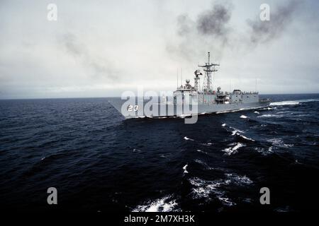 Une vue de l'avant-port de la frégate de missile guidé USS LEWIS B. EXTOR (FFG-23) est en cours. Pays : Océan Pacifique (POC) Banque D'Images